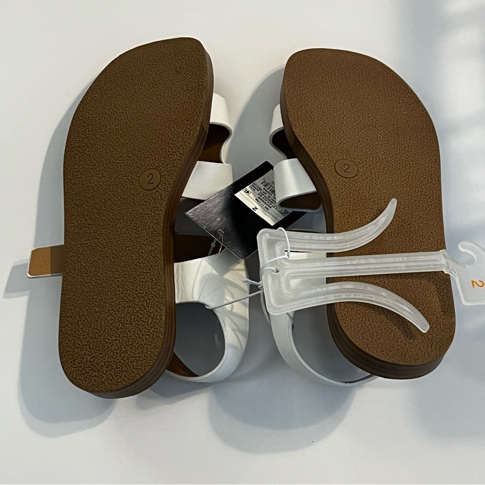 NWT Girls Art Class Mari Ankle Strap Sandals in white Faux Leather - Picture 4 of 5